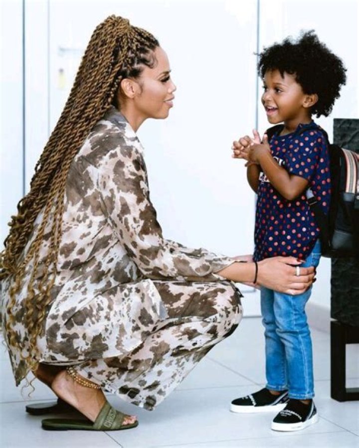 
Wizkid’s Third Baby Mama Flaunts Baby Bump With Their Son Zion. 